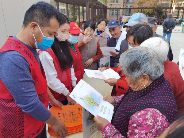 红庙社区新时代文明实践站联合滁州市救助管理站，2022年11月9日，在创业中苑开展“节能环保新风尚 绿色低碳新生活”主题宣传活动（拍摄作者：红庙社区刘申昇） (3).jpg