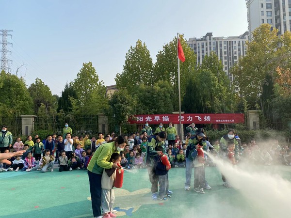 2022年11月9日东坡社区联合东坡幼儿园开展“防患未燃 携手童行”消防安全教育活动（拍摄人：韩媛媛，拍摄单位：东坡社区） (3).jpg