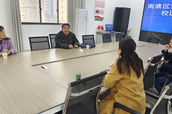 听取汇报.jpg