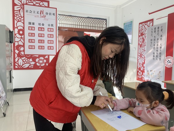 2022年11月26日乌衣镇“乡村复兴少年宫”在乌衣镇吕赵社区未成年人活动室开展“童心筑梦未来”绘画活动 (2).jpg