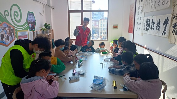 银东社区2022年11月5日联合南谯区市场监督管理局、团区委开展“化学科普进社区，趣味实验慧少年”未成年人科普活动         拍摄者：王阳     工作单位：银东社区 (25).jpg