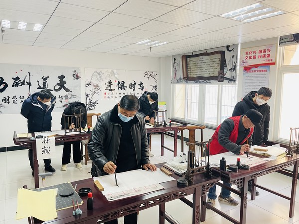 红庙社区新时代文明实践站，2022年12月15日，在红庙社区开展“传承中华文明 弘扬书法艺术”主题宣传文化活动（拍摄作者：红庙社区高超） (1).jpg