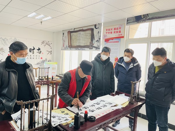 红庙社区新时代文明实践站，2022年12月15日，在红庙社区开展“传承中华文明 弘扬书法艺术”主题宣传文化活动（拍摄作者：红庙社区高超） (4).jpg