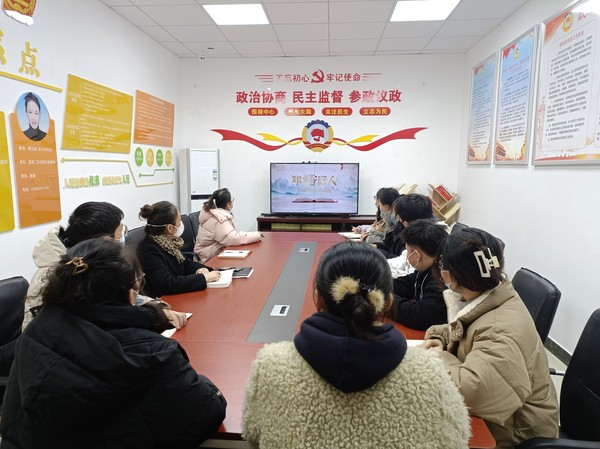 党员教育 2022年1月3日龙蟠南苑社区组织党员观看专题教育片.jpg