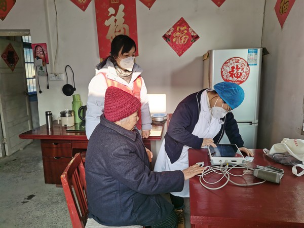 2023年1月4日，滁州市南谯区沙河镇沙河社区组织志愿者宣传疫情防控注意事项并联合卫生院开展爱心义诊（拍摄者：王淼；拍摄单位：南谯区沙河镇沙河社区） (3).JPG