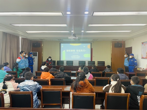 红庙社区新时代文明实践站联合滁州市蓝天救援队和银花街道新时代文明实践所，2023年1月11日，在红庙社区开展&ldquo;快乐寒假 安全先行&rdquo;主题科普活动（拍摄作者：红庙社区何荣刘） (1).jpg