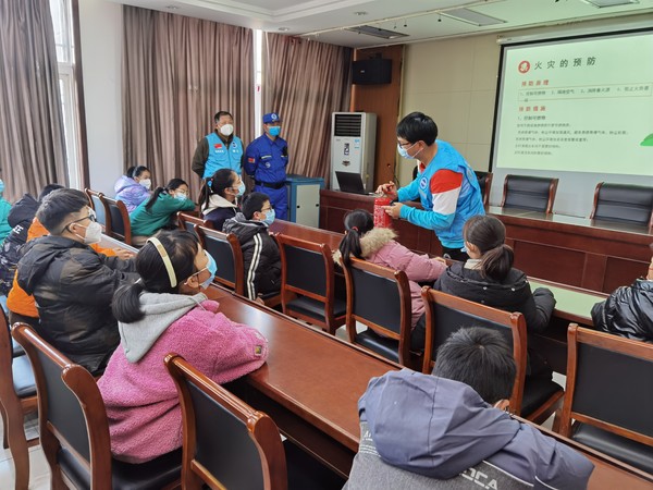 红庙社区新时代文明实践站联合滁州市蓝天救援队和银花街道新时代文明实践所，2023年1月11日，在红庙社区开展&ldquo;快乐寒假 安全先行&rdquo;主题科普活动（拍摄作者：红庙社区何荣刘） (3).jpg