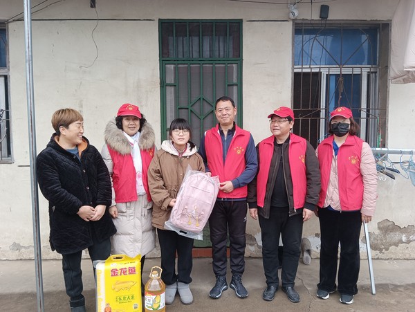 2023年1月13日，滁州市南谯区沙河学校开展助学支教志愿服务活动，图为志愿者向留守学生赠送书包、油和大米。..jpg
