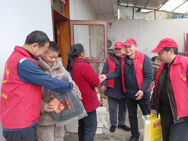 2023年1月13日，滁州市南谯区沙河学校开展助学支教志愿服务活动，图为志愿者向留守学生赠送书包、油和大米。.jpg