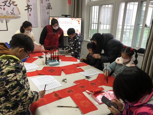 滁州市南谯区文昌花园社区新时代文明实践站，2023年1月13日，开展&ldquo;把爱带回家--写春联 剪窗花 欢欢喜喜迎新年&rdquo;活动（拍摄单位：文昌花园社区 拍摄人：周婷婷）2.jpg