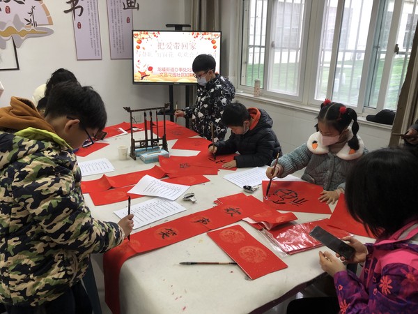 滁州市南谯区文昌花园社区新时代文明实践站，2023年1月13日，开展&ldquo;把爱带回家--写春联 剪窗花 欢欢喜喜迎新年&rdquo;活动（拍摄单位：文昌花园社区 拍摄人：周婷婷）.jpg