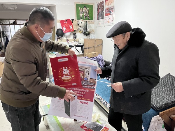 1月13日，文昌花园社区为退役老军人上门发放优待证和节前慰问品 (6).jpg