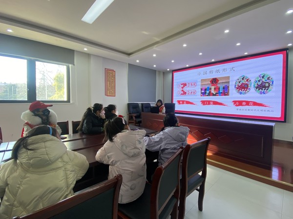 紫南社区新时代文明实践站，2023年1月17日，组织未成年人开展&ldquo;学剪纸 传非遗 迎新年&rdquo;暨&ldquo;我们的节日&middot;春节&rdquo;主题活动。拍摄者：徐慧，拍摄单位：紫南社区 (1).JPG