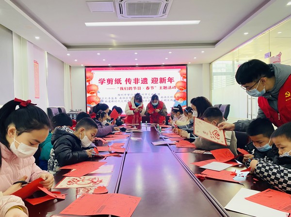紫南社区新时代文明实践站，2023年1月17日，组织未成年人开展&ldquo;学剪纸 传非遗 迎新年&rdquo;暨&ldquo;我们的节日&middot;春节&rdquo;主题活动。拍摄者：徐慧，拍摄单位：紫南社区 (5).JPG