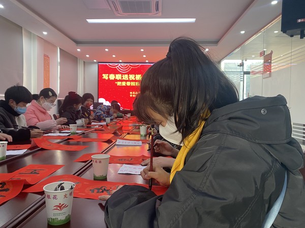 紫南社区新时代文明实践站,2023年1月18日上,组织未成年人开展“写春联送祝福 浓浓墨香迎新春”主题活动。拍摄者:徐慧,拍摄单位:紫南社区 (2).JPG