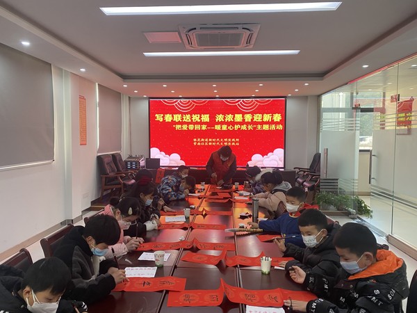 紫南社区新时代文明实践站,2023年1月18日上,组织未成年人开展“写春联送祝福 浓浓墨香迎新春”主题活动。拍摄者:徐慧,拍摄单位:紫南社区 (3).JPG