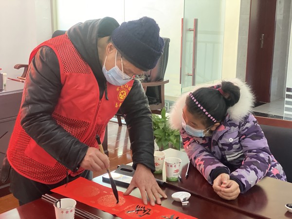 紫南社区新时代文明实践站,2023年1月18日上,组织未成年人开展“写春联送祝福 浓浓墨香迎新春”主题活动。拍摄者:徐慧,拍摄单位:紫南社区 (4).JPG