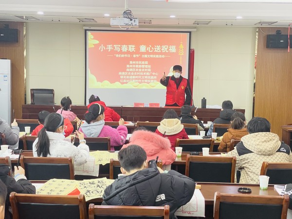 红庙社区新时代文明实践站联合滁州市民政局、滁州市救助管理站、南谯区农业农村局、银花街道新时代文明实践所，2023年1月17日，开展&ldquo;小手写春联 童心送祝福&rdquo;--&ldquo;我们的节日&middot;春节&rdquo;主题文明实践活动（拍摄作者：红庙社区高超） (1).jpg