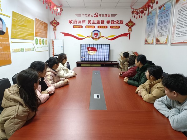 2月3日上午，龙蟠南苑社区组织观看思政精品微课《做一名合格党员》.jpg