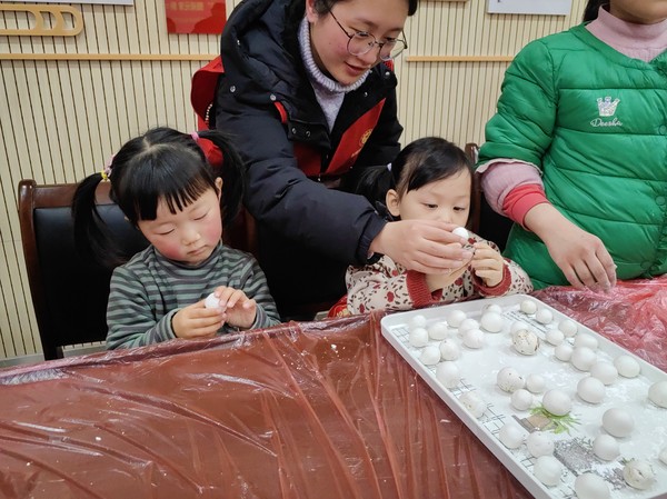 2023年2月2日下午滁州市住建局、出手时福彩中心、南谯区人社局联合东坡社区新时代文明实践站开展&ldquo;&lsquo;团&rsquo;聚闹元宵 新年新气象&rdquo;2023年&ldquo;我们的节日&middot;元宵节&rdquo;主题活动（拍摄人：韩媛媛，拍摄单位：东坡社区） (40).jpg