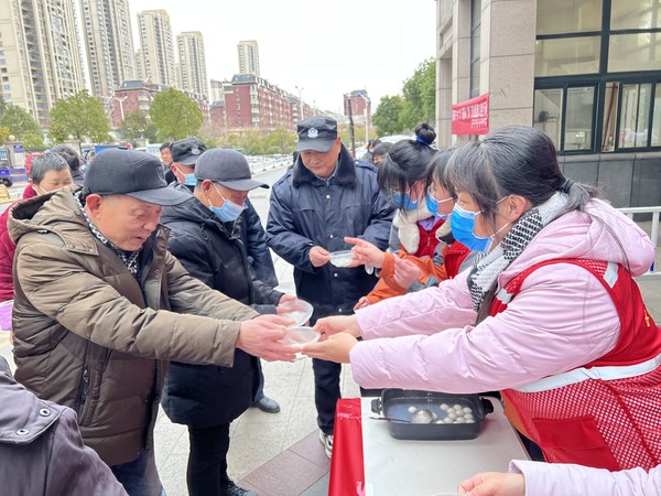 2023年2月2日上午,中都社区开展“喜乐元宵节 和谐邻里情”——我们的节日·元宵主题活动,慰问辖区内残疾人、老党员、独居老人 (2).jpg
