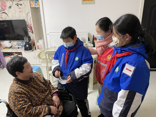 2023年2月2日上午,中都社区开展“喜乐元宵节 和谐邻里情”——我们的节日·元宵主题活动,慰问辖区内残疾人、老党员、独居老人 (5).JPG