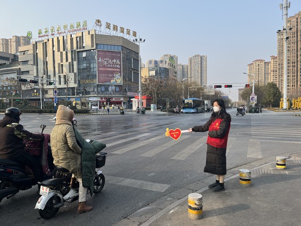 2023年1月6日，花园社区新时代文明实践站开展“带文明上路 携平安回家”文明交通宣传活动【拍摄人：梁乐；拍摄单位：花园社区】（1）.jpg