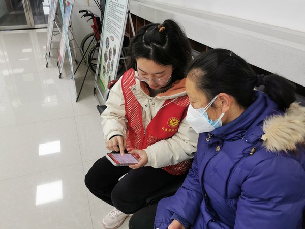 2023年2月6日天逸华府社区新时代文明实践站指导老年人使用智能手机基本功能。（拍摄单位：天逸华府社区 拍摄者：薛瑶） (2).jpg