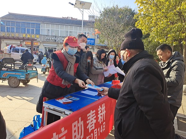 2.14普法宣传进乡村 保驾护航助春耕.jpg