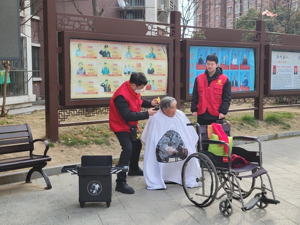 二月二龙抬头 爱心义剪暖人心.jpg