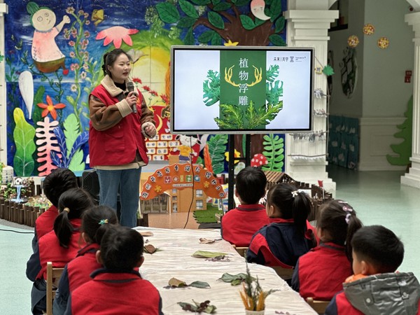 2023年2月21日下午，花园社区新时代文明实践站开展“一花一叶 认识世界”未成年人手工活动1.jpg