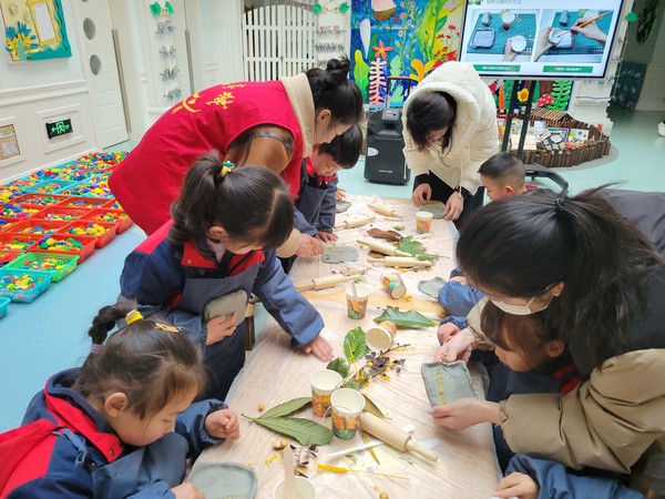 2023年2月21日下午，花园社区新时代文明实践站开展“一花一叶 认识世界”未成年人手工活动3.jpg