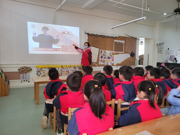 2023年2月20日上午,花园社区新时代文明实践站开展“致敬道德模范 传递榜样力量”主题活动(培育践行主流价值)【拍摄人:苏扬 拍摄单位:花园社区】2.jpg