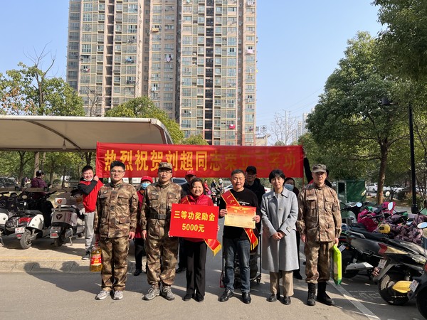 龙蟠街道：千里喜报送家乡，无上军功耀门楣 (2).JPG