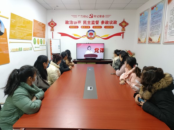 2022.3.3，龙蟠南苑社区组织观看《用英雄精神照亮逐梦征程》.jpg