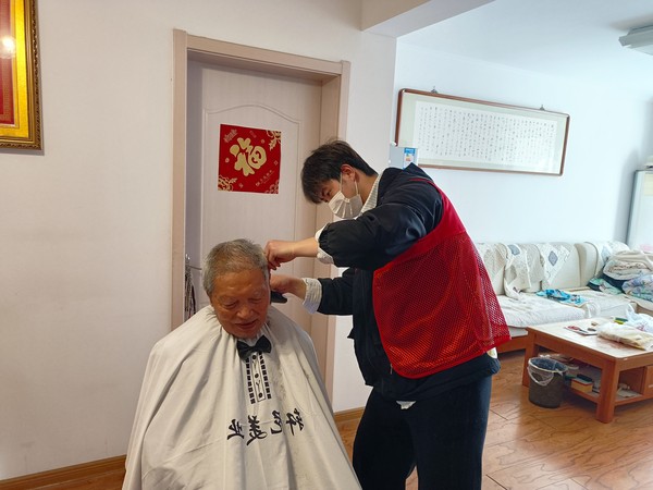 天逸华府社区开展“暖心助老义剪 幸福从‘头’开始”主题志愿服务活动.jpg