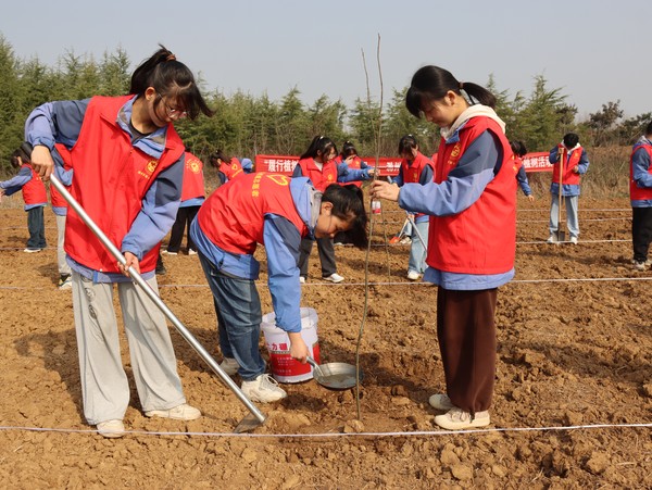 2023年3月9日,滁州市第十中学开展植树节义务植树志愿服务活动9.JPG