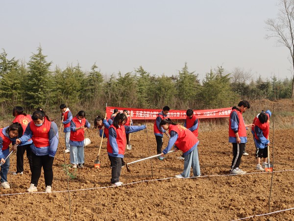2023年3月9日,滁州市第十中学开展植树节义务植树志愿服务活动12.JPG