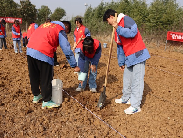 2023年3月9日,滁州市第十中学开展植树节义务植树志愿服务活动11.JPG