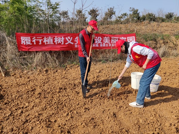 南谯区农业农村局、区农业机械化管理中心2023年3月9日在乌衣镇双庙村开展“履行植树义务  建设美丽家园”文明实践活动 (1).jpg