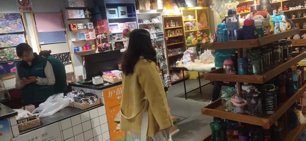 走访维护市场主体活跃，书店.jpg