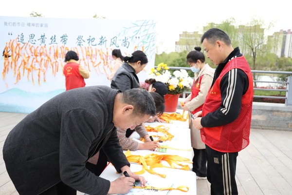3月30日万桥社区新时代文明实践站开展“追思黄丝带 祭祀新风尚”—2023年“我们的节日 清明”主题活动。拍摄者;：刘蓓 单位：万桥社区.jpg