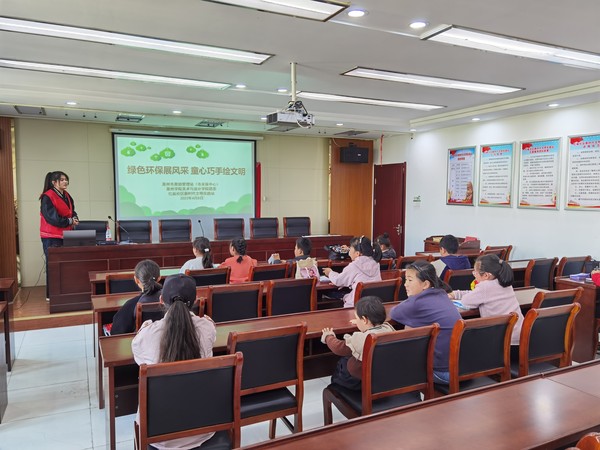 红庙社区新时代文明实践站联合滁州市救助管理站、滁州学院美术与艺术学院，2023年4月8日下午，在红庙社区开展“绿色环保展风采 童心巧手绘文明”主题文明实践活动（拍摄作者：红庙社区刘申昇） (1).jpg