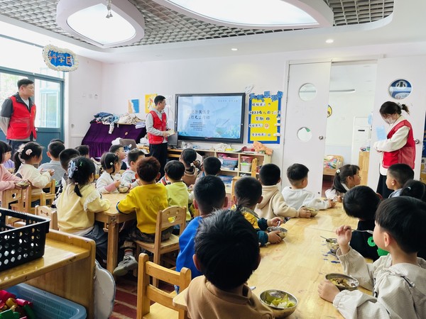 红庙社区新时代文明实践站，2023年4月11日上午在创业中苑幼儿园开展&ldquo;拒绝餐饮浪费 践行光盘行动&rdquo;主题宣传活动（拍摄作者：红庙社区高超） (1).jpg
