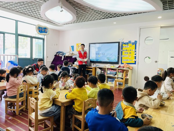 红庙社区新时代文明实践站，2023年4月11日上午在创业中苑幼儿园开展&ldquo;拒绝餐饮浪费 践行光盘行动&rdquo;主题宣传活动（拍摄作者：红庙社区高超） (4).jpg