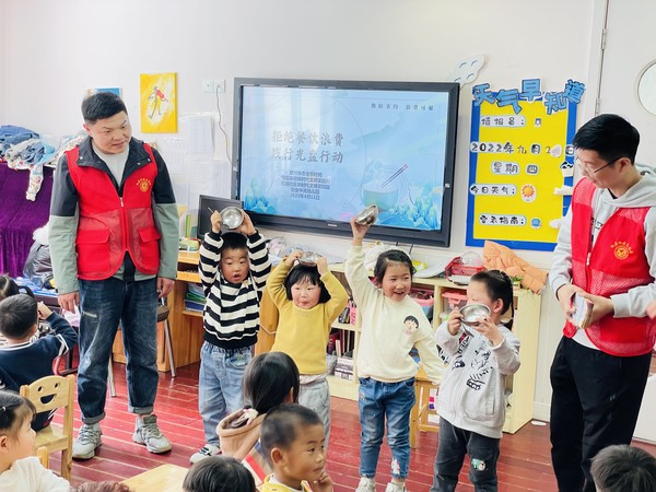 红庙社区新时代文明实践站，2023年4月11日上午在创业中苑幼儿园开展&ldquo;拒绝餐饮浪费 践行光盘行动&rdquo;主题宣传活动（拍摄作者：红庙社区高超） (2).jpg
