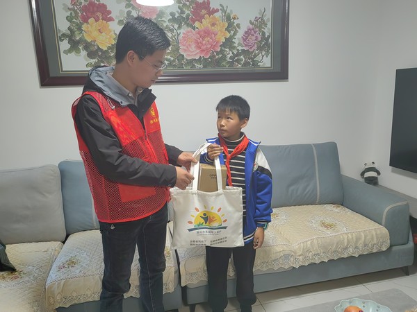 慰问关爱困境儿童 (1).jpg
