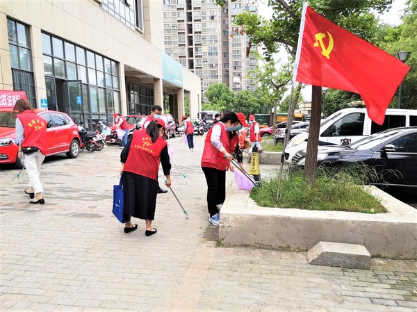 党员清洁小区环境.png