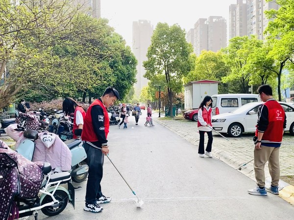 志愿者清洁小区环境.jpg