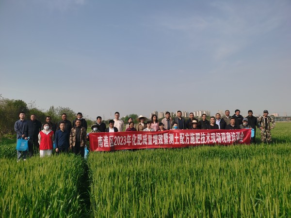 2023年4月13日，南谯区农业农村技术推广中心在腰铺镇召开南谯区化肥减量增效暨测土配方施肥技术现场观摩培训会 (1).jpg